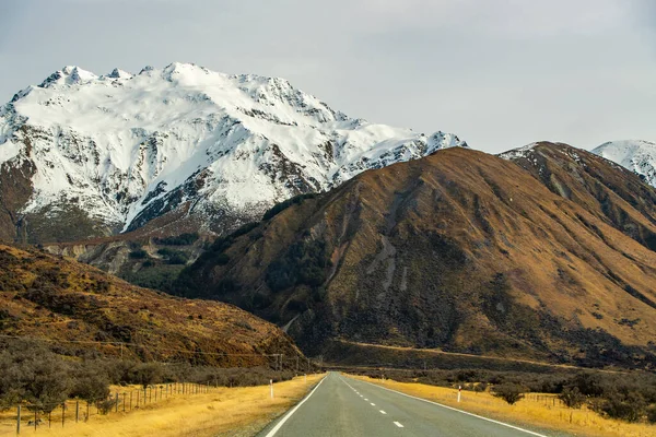 Montañas Altas Con Nieve Cima Carreteras Invierno Hierba Carretera Color —  Fotos de Stock