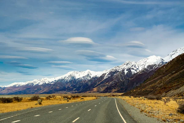 Altas Montañas Con Nieve Cima Invierno Hermoso Cielo Nubes Hierba —  Fotos de Stock