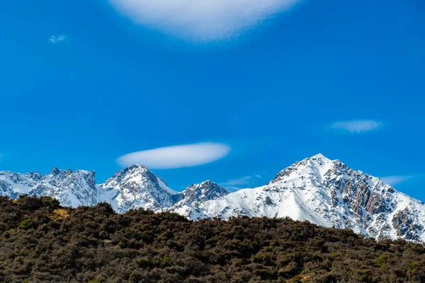 Alte Montagne Con Neve Cima Inverno Bellissimi Cieli Nuvole Erba — Foto Stock