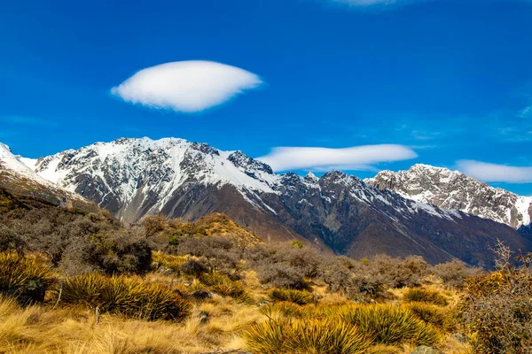 Alte Montagne Con Neve Cima Inverno Bellissimi Cieli Nuvole Erba — Foto Stock