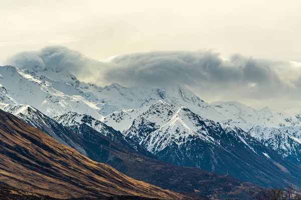 Rotsachtige Bergtoppen Bedekt Met Sneeuw Winter Prachtige Wolken Tijdens Dag — Stockfoto