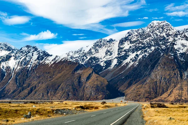 Strada Dritta Verso Montagne Cime Rocciose Coperte Neve Inverno Bellissime — Foto Stock