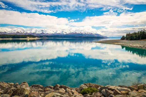 Panoramiczny Widok Góry Sosny Nad Jeziorem Odzwierciedlający Turkusowe Jezioro Pukaki — Zdjęcie stockowe