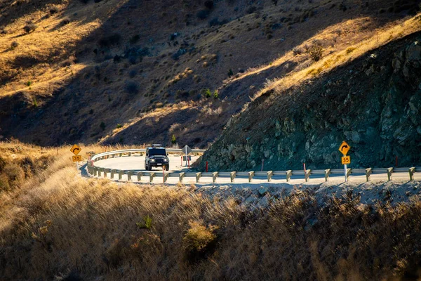 Carros Estão Correndo Estradas Curvas Colinas Lado Estrada Uma Grama — Fotografia de Stock