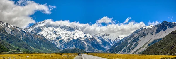 Camino Recto Que Conduce Una Gran Montaña Hay Coches Estacionados —  Fotos de Stock