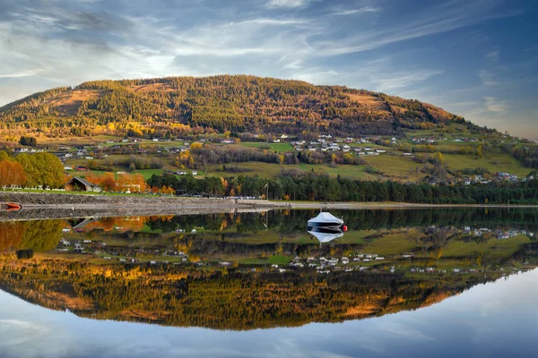 Vue Panoramique Bateau Flotte Sur Eau Avec Une Montagne Comme — Photo