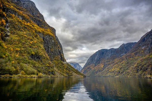 秋天的山水倒映在水面上 挪威的Sognefjord Cruise是一个从古德万根到弗拉姆的节目 — 图库照片