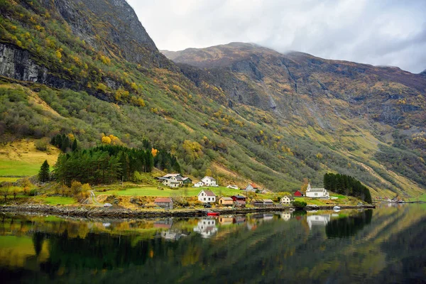 Liten Vid Vattnet Och Fjällen Höstsäsongen Som Speglar Vattnet Titta — Stockfoto