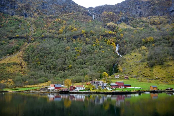 가을철에는 물가와 자리잡은 마을이 반사하고 노르웨이 까지의 프로그램 소그네 피오르 — 스톡 사진