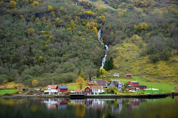 在海滨的小村庄和山上 秋天的季节反映了水的情况 挪威的Sognefjord Cruise是一个从古德万根到弗拉姆的节目 — 图库照片