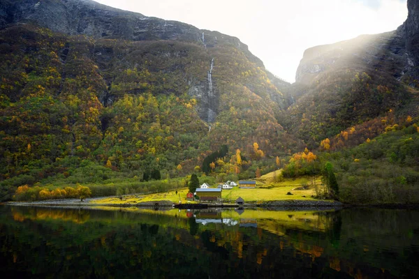 Malá Vesnice Nábřeží Hory Podzimním Období Které Odrážejí Vodu Podívejte — Stock fotografie