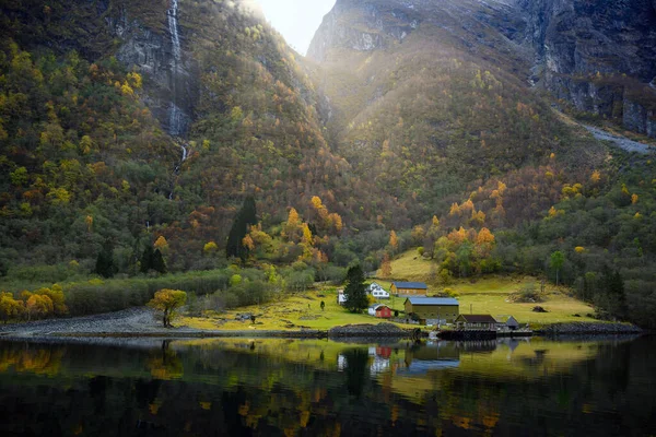 가을철에는 물가와 자리잡은 마을이 반사하고 노르웨이 까지의 프로그램 소그네 피오르 — 스톡 사진