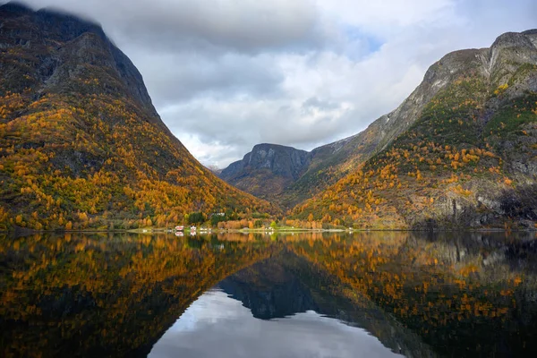 Mała Wioska Nabrzeżu Góry Sezonie Jesiennym Które Odzwierciedlają Wodę Oglądaj — Zdjęcie stockowe