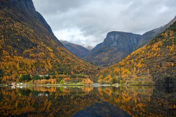 在海滨的小村庄和山上 秋天的季节反映了水的情况 挪威的Sognefjord Cruise是一个从古德万根到弗拉姆的节目 — 图库照片