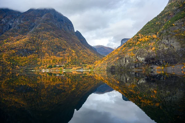 Liten Vid Vattnet Och Fjällen Höstsäsongen Som Speglar Vattnet Titta — Stockfoto