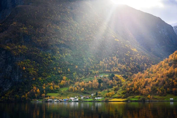 Aldeia Undredal Uma Pequena Aldeia Fiorde Aurlandsfjord Costa Oeste Noruega — Fotografia de Stock