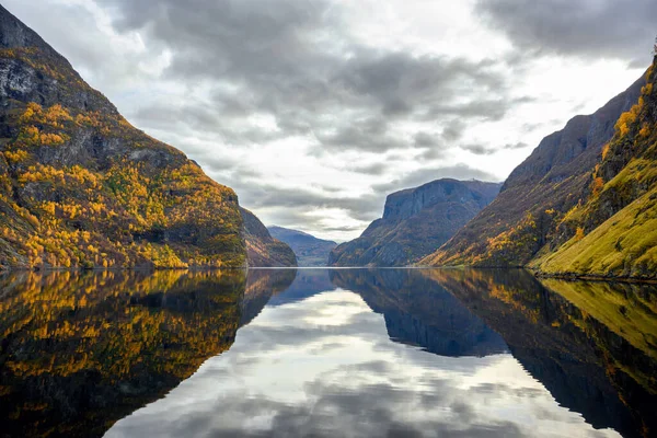 秋季里的峡湾和山脉反映了水的特性 挪威的Sognefjord Cruise是一个从古德万根到弗拉姆的节目 — 图库照片