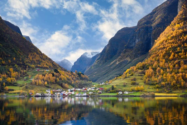 Aldeia Undredal Uma Pequena Aldeia Fiorde Aurlandsfjord Costa Oeste Noruega — Fotografia de Stock