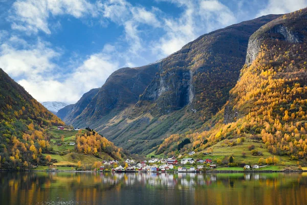 Undredal村是峡湾上的一个小村庄 挪威西海岸 高山和村庄反映在秋天的水面上 — 图库照片