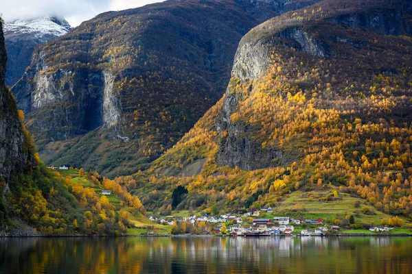 Undredal村はフィヨルドの小さな村です ノルウェーのオーランドフィヨルド西海岸 秋の季節に水に反映される高い山や村 — ストック写真