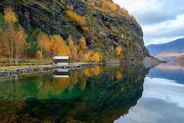 Kleine Hütte Wasser Und Den Bergen Gibt Bäume Denen Sich — Stockfoto