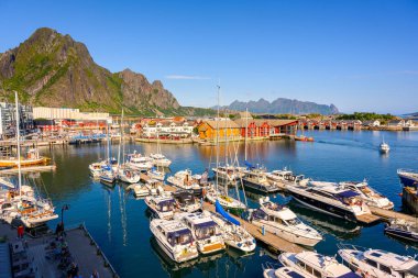 Svolvaer / Norveç - Aug 02 2019: Lofoten SuiteHotel 'den bir kuş bakışı manzara Bu şehir Lofoten ve Popüler turistler dinlenmek için geldiler.