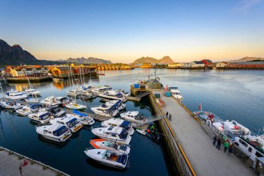 Svolvaer / Norveç - Aug 02 2019: Lofoten SuiteHotel 'den bir kuş bakışı manzara Bu şehir Lofoten ve Popüler turistler dinlenmek için geldiler.