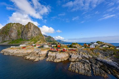Norveç, Lofoten, Hamnoy köyündeki Panorama manzaralı dağ ve deniz
