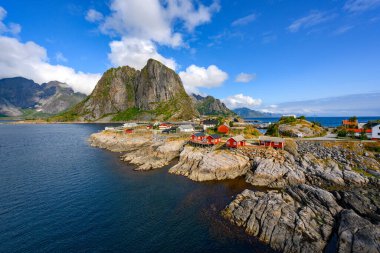 Norveç, Lofoten, Hamnoy köyündeki Panorama manzaralı dağ ve deniz