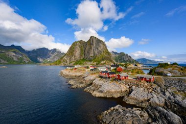 Norveç, Lofoten, Hamnoy köyündeki Panorama manzaralı dağ ve deniz