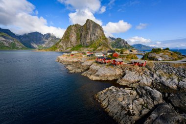 Norveç, Lofoten, Hamnoy köyündeki Panorama manzaralı dağ ve deniz