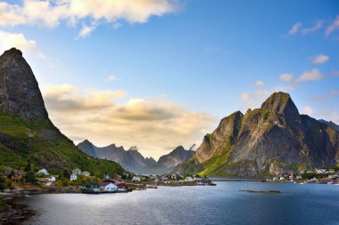 Gündüz vakti Reine köyünün manzarası Norveç 'in Lofoten Adaları' nda popüler bir yerdir.