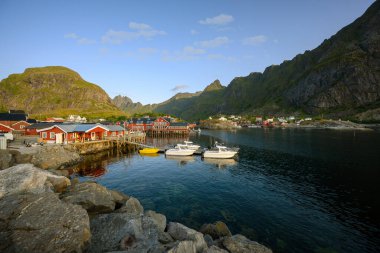 Yaz sabahının erken saatlerinde A köyünün bakış açısı Norveç 'in Lofoten Adaları' nda popüler bir turizm merkezidir..