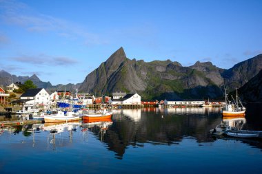 Hamnoy balıkçı köyünde sabah. Burası Norveç 'in Lofoten Adaları' ndaki turist ve fotoğrafçılar için popüler bir turizm beldesi..