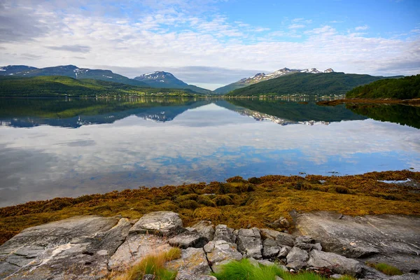 Pohled Hory Nebe Odráží Vodě Ostrovech Lofoten Norsko — Stock fotografie