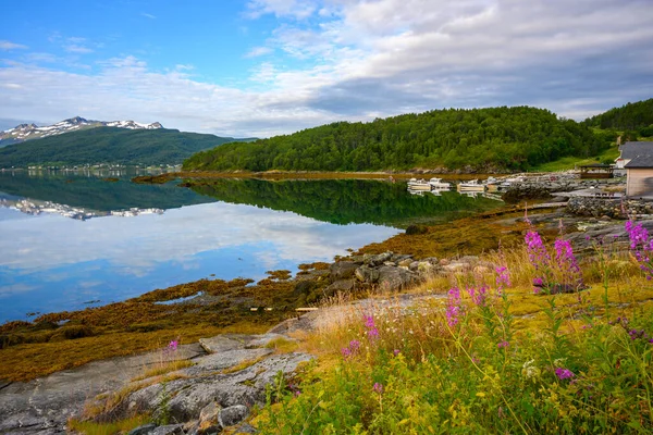 ノルウェー北部の水には山と空が反映されています — ストック写真