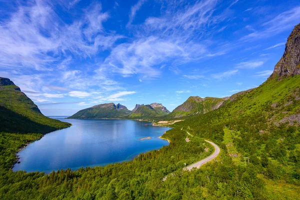 Bergsbotn Utsiktsplattform是一个俯瞰挪威北部美丽海湾和山脉的观点 — 图库照片