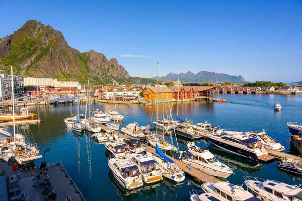 Svolvaer / Norveç - Aug 02 2019: Lofoten SuiteHotel 'den bir kuş bakışı manzara Bu şehir Lofoten ve Popüler turistler dinlenmek için geldiler.