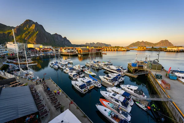 Svolvaer / Norveç - Aug 02 2019: Lofoten SuiteHotel 'den bir kuş bakışı manzara Bu şehir Lofoten ve Popüler turistler dinlenmek için geldiler.