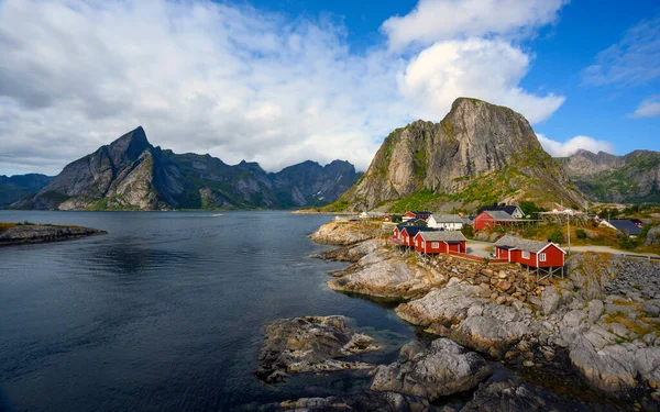 挪威Lofoten Hamnoy村的全景山和大海 — 图库照片