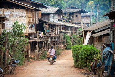 Küçük bir köy, Chiang Mai Tayland 'da bir dağ köyü, ahşap ve bambudan evler, ve motosikletli toprak bir yol..