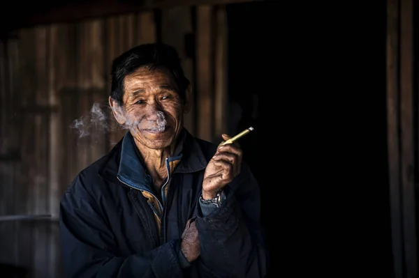 Chiang Mai Thailand Jan 2016 Gammal Asiatisk Man Röker Och — Stockfoto