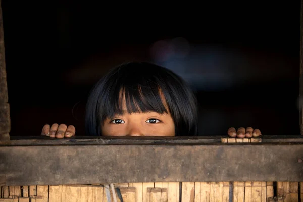 Chiang Mai Tailândia Janeiro 2016 Uma Menina Asiática Esconde Uma — Fotografia de Stock