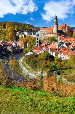 Devlet Kalesi ve Şatosu Cesky Krumlov, Çek Cumhuriyeti, Eski Şehir ve Sonbahar Öğleden sonra mavi gökyüzü ve güzel bulutlarla.