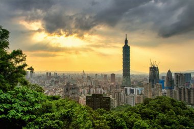 Taipei şehrinin dramatik günbatımı, Taipei şehrinin yüksekliğinden Tayvan başkentinde akşam saatlerinde Taipei 101 manzarası, gökyüzü çok güzel..