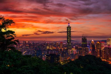 Alacakaranlık başkenti Tayvan 'ın Alacakaranlık başkenti Xinyi Ticaret Bölgesi' nde Taipei 101 Kulesi ile alacakaranlıkta şehir merkezinin panoramik hava manzarası.