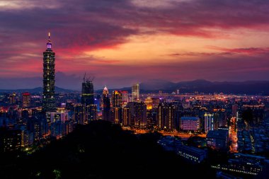 Alacakaranlık başkenti Tayvan 'ın Alacakaranlık başkenti Xinyi Ticaret Bölgesi' nde Taipei 101 Kulesi ile alacakaranlıkta şehir merkezinin panoramik hava manzarası.