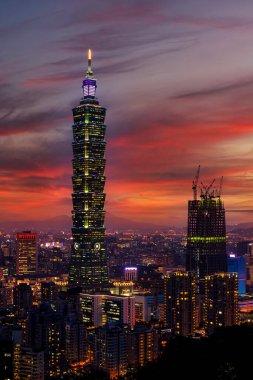 Alacakaranlık başkenti Tayvan 'ın Alacakaranlık başkenti Xinyi Ticaret Bölgesi' nde Taipei 101 Kulesi ile alacakaranlıkta şehir merkezinin panoramik hava manzarası.