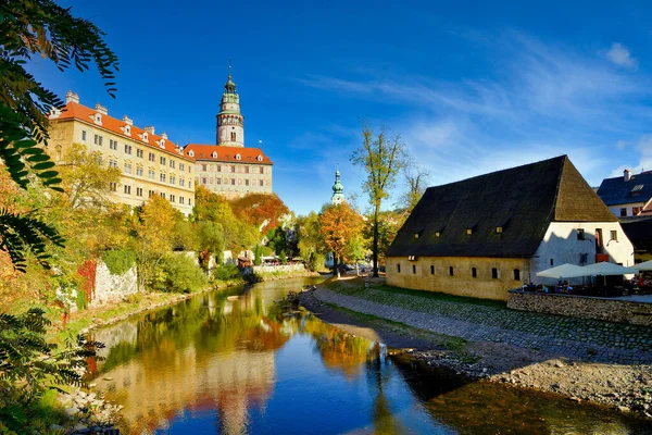 Devlet Kalesi ve Şato Cesky Krumlov 'un su yansıması, Çek Cumhuriyeti, Eski Şehir, öğleden sonra mavi gökyüzü ve güzel bulutlarla.