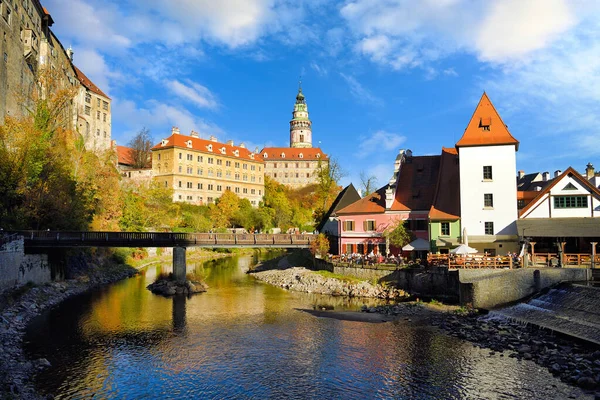Devlet Kalesi ve Şato Cesky Krumlov 'un su yansıması, Çek Cumhuriyeti, Eski Şehir, öğleden sonra mavi gökyüzü ve güzel bulutlarla.